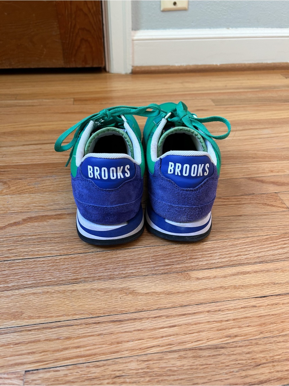 Brooks Chariot Sneakers in Kelly Green and Royal Blue - Picture 2 of 6